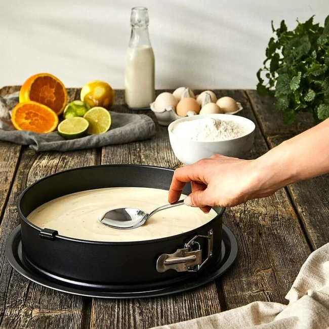 Csatos tortaforma tálcával 28 cm