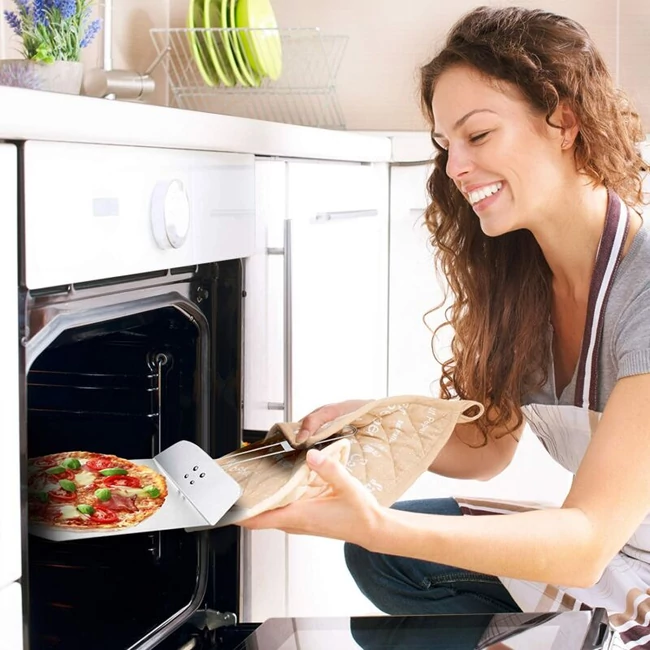 Rozsdamentes pizzalapát, kihajtható nyéllel Rozsdamentes pizzalapát, kihajtható nyéllel